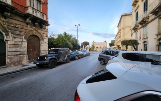Basso commerciale zona Ortigia